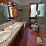 Casa Ghirlanda Con Piscina E Campo Da Tennis ラツィーゼ